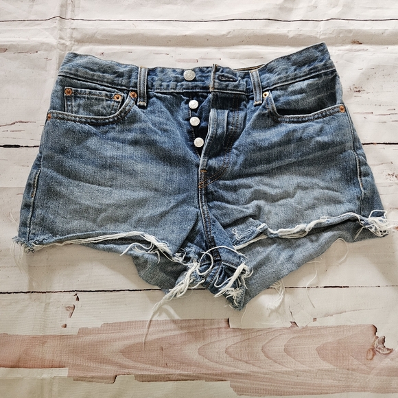 Levi's Women's Denim Button Fly Jean Shorts Size 28 - Picture 2 of 6
